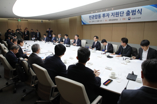 민관합동 투자지원단 출범 첫회의 정승일 산업통상자원부 차관이 12일 오후 서울 중구 남대문로 대한상공회의소에서 열린 민관합동 투자지원단 출범식에서 산업계 단체 대표들에게 인사말을 하고 있다.  연합뉴스